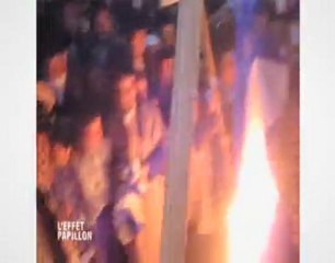 JUIFS BRULENT UN DRAPEAU ISRAELIEN