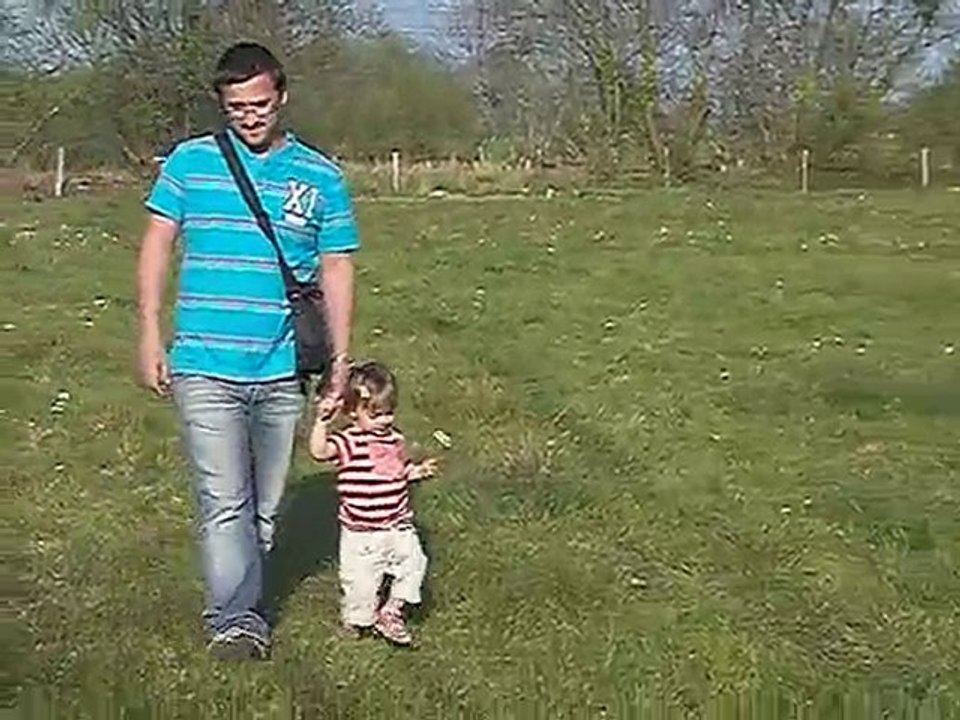 zoé dans le champs de son papy