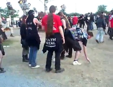 Un mec méga bourré au Hellfest 2010 pendant Motorhead