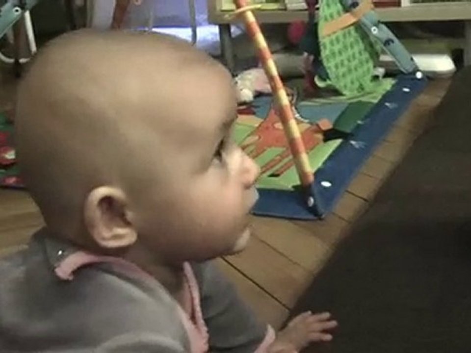 Une bb koalette qui fait du 4 pattes