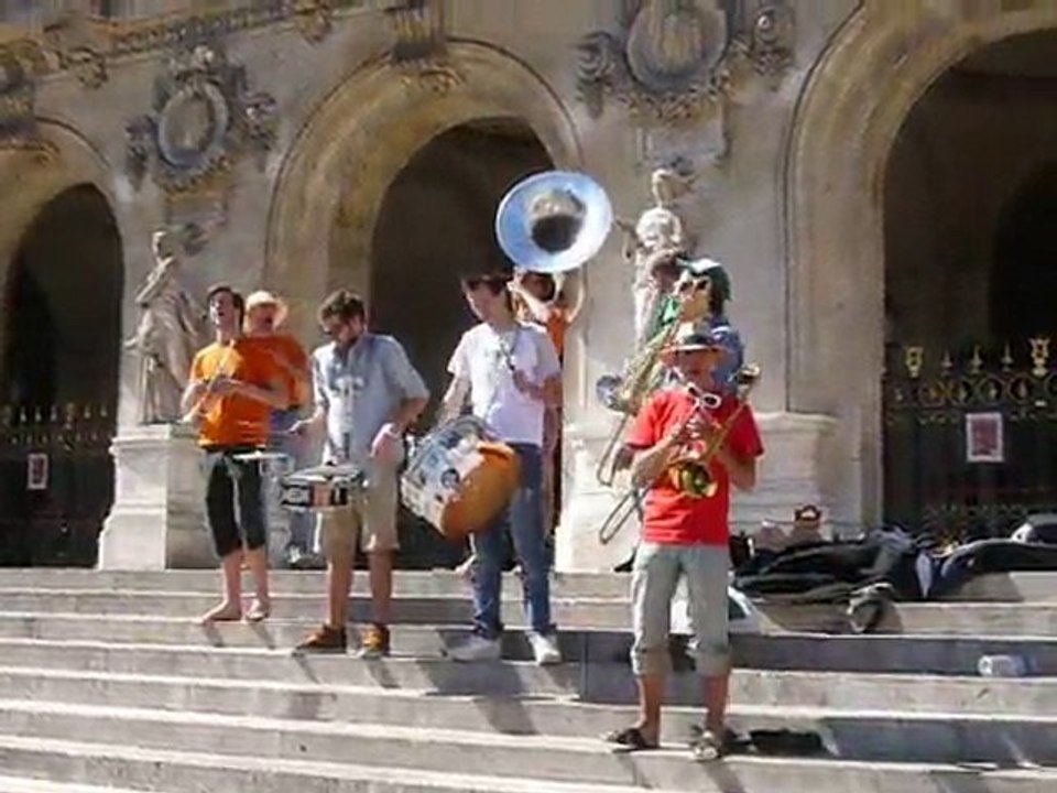 v2010-07_16 Orchestre sur les marches de l'Opéra