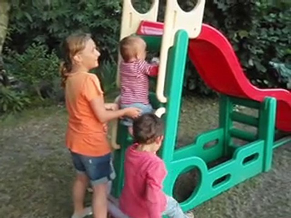 A 3 sur le toboggan, rires en continue...