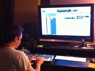 Nick Edelstein playing B3 on a 25-key controller