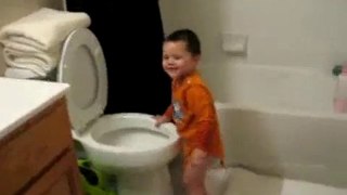 Un enfant boit l’eau des toilettes