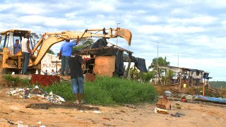 Eradication des paillotes illégales à la Charbonnière