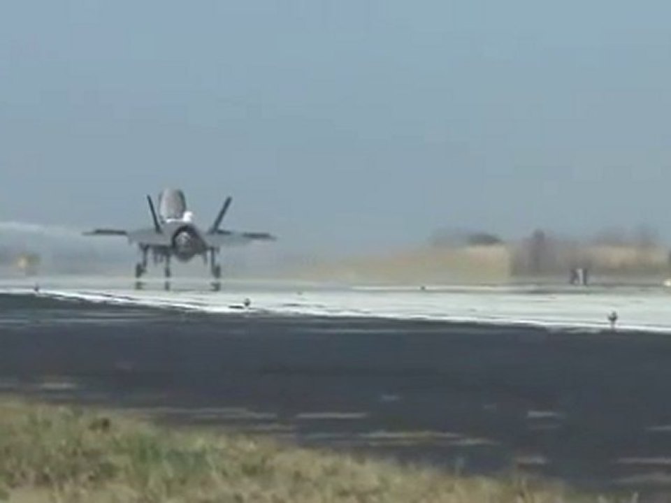 avion militaire atterrissage verticale