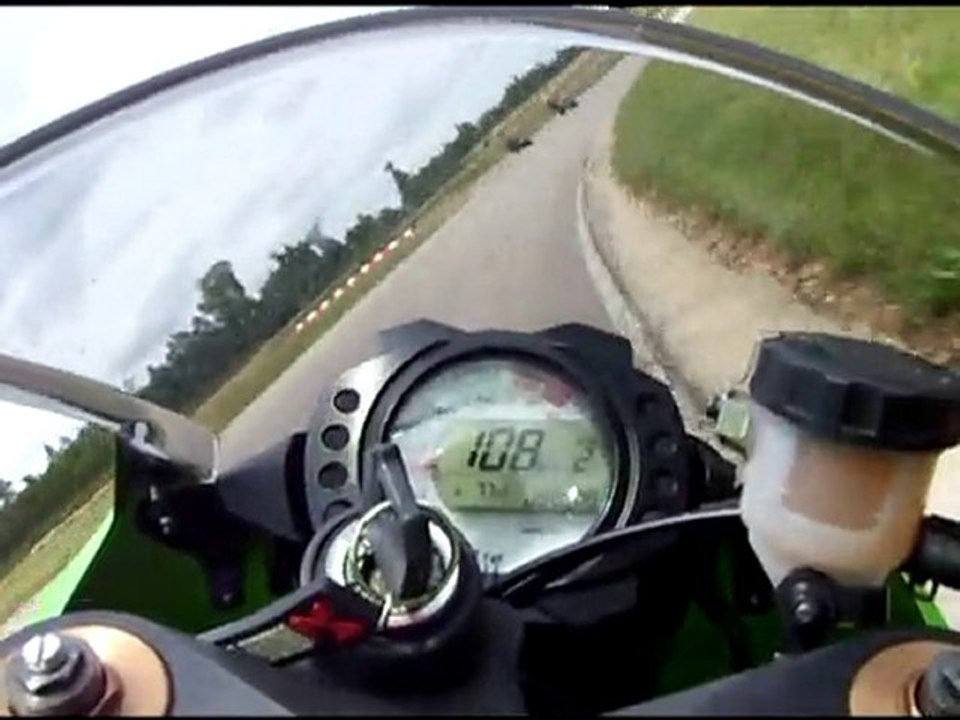 zx 10 r 08 a cheneviere avec une tite sorti de piste!