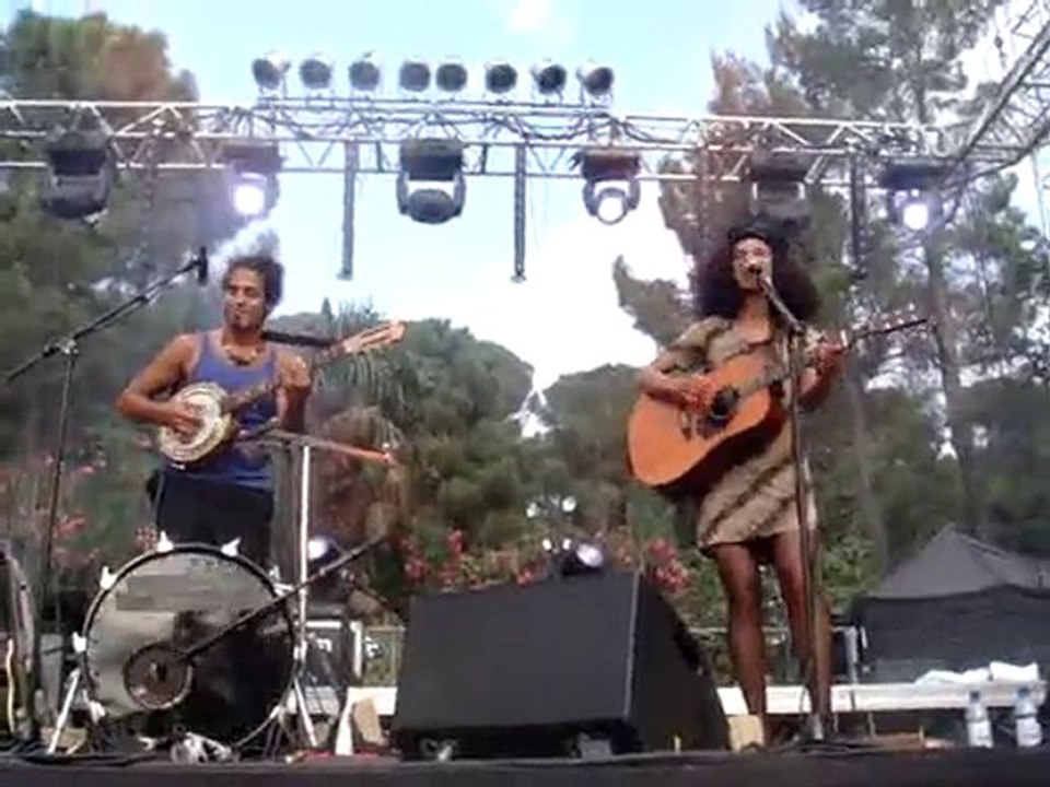 Okou live "to the bone"