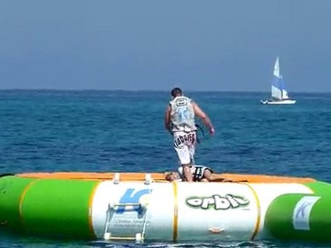 20100704 Clara et papa sur le trampoline Corse