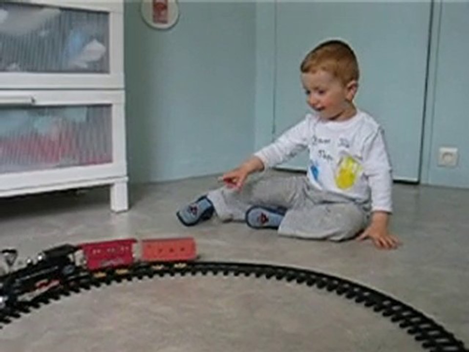 Mathieu joue au train et rigole (20 juin 2010)