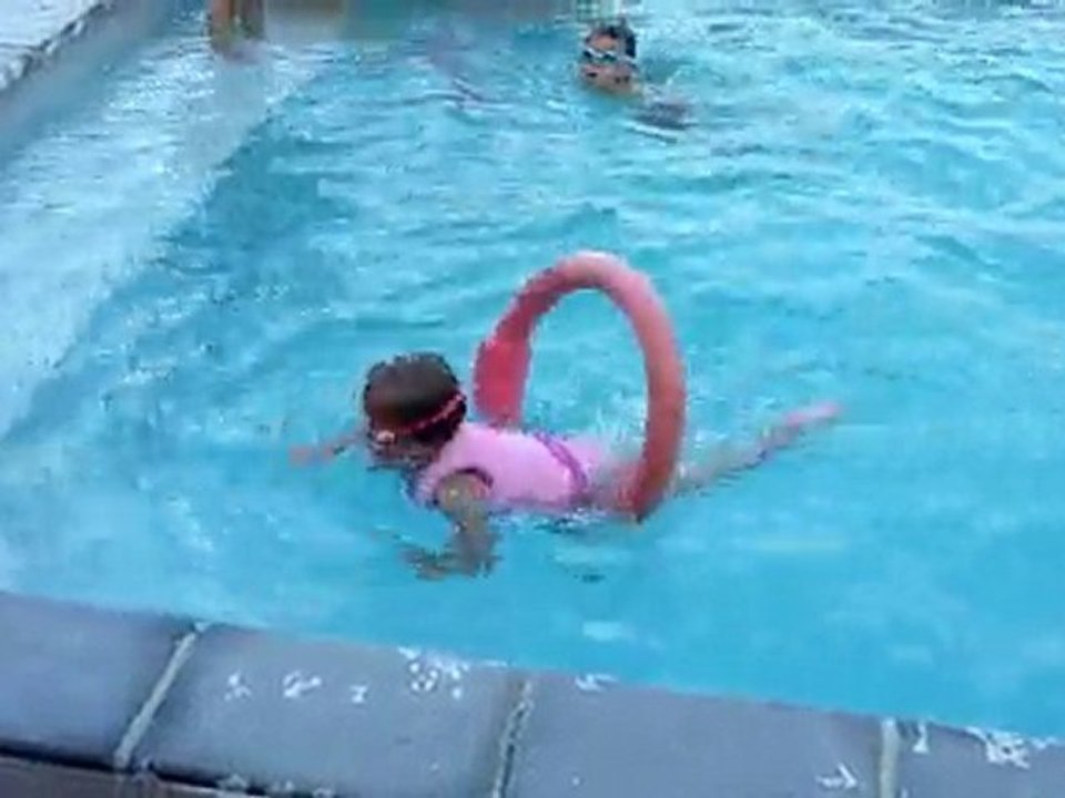 20100701 Mathilde saute ds la piscine Corse