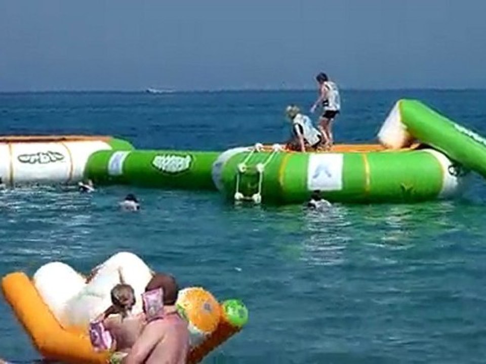 20100704 Clara tombe sur le boudin Corse