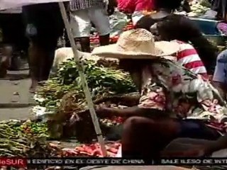 Entre basura y escombro, miles buscan trabajo en Puerto Prí