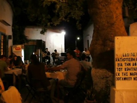 Groupe de musiciens et de chanteurs crétois : TETAPTH (3)