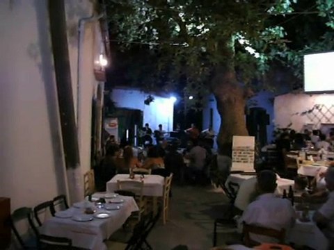 Groupe de musiciens et de chanteurs crétois : TETAPTH (4)