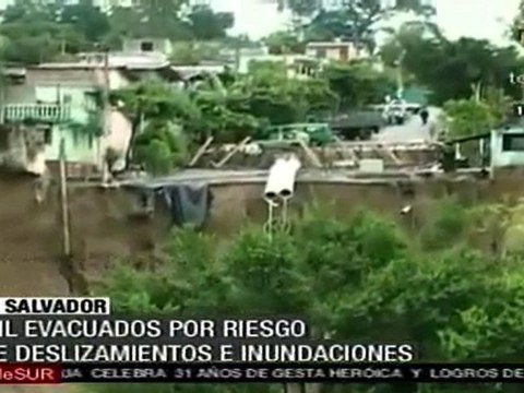 Mil evacuados por riesgo de deslizamientos e inundaciones en