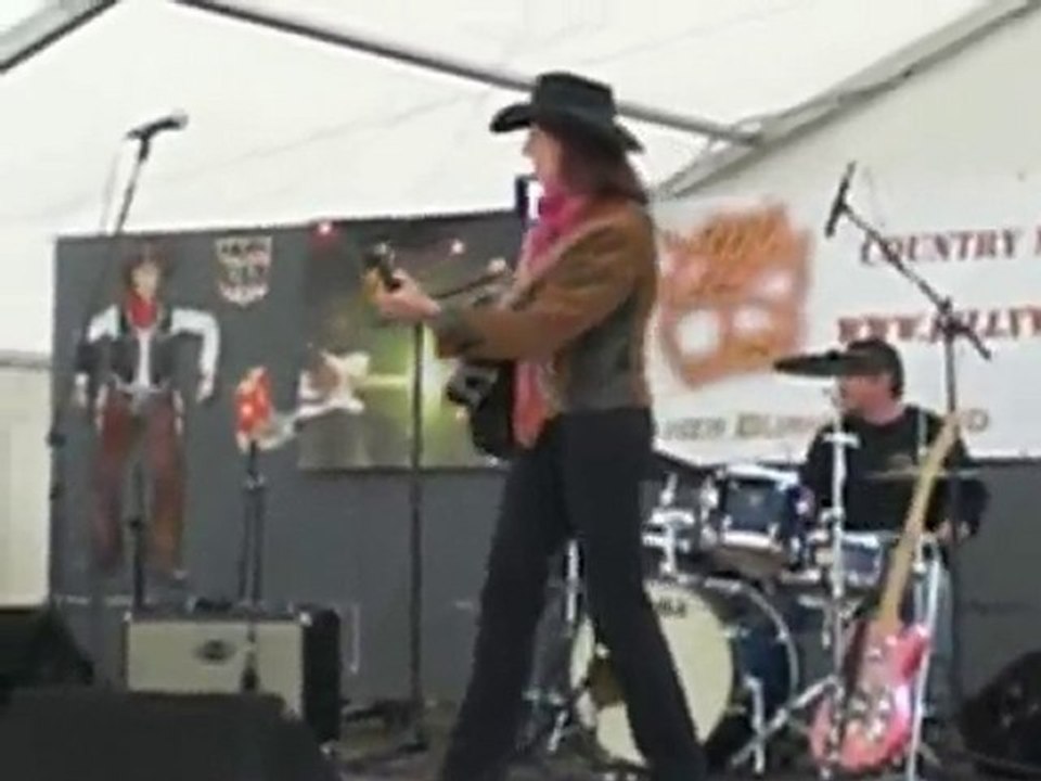 Lilly West et danseurs - festival Country 2010 St Dier