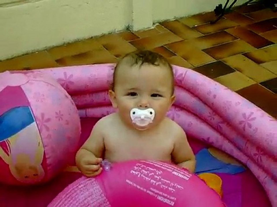 FLORINE DANS SA PISCINE BARBIE