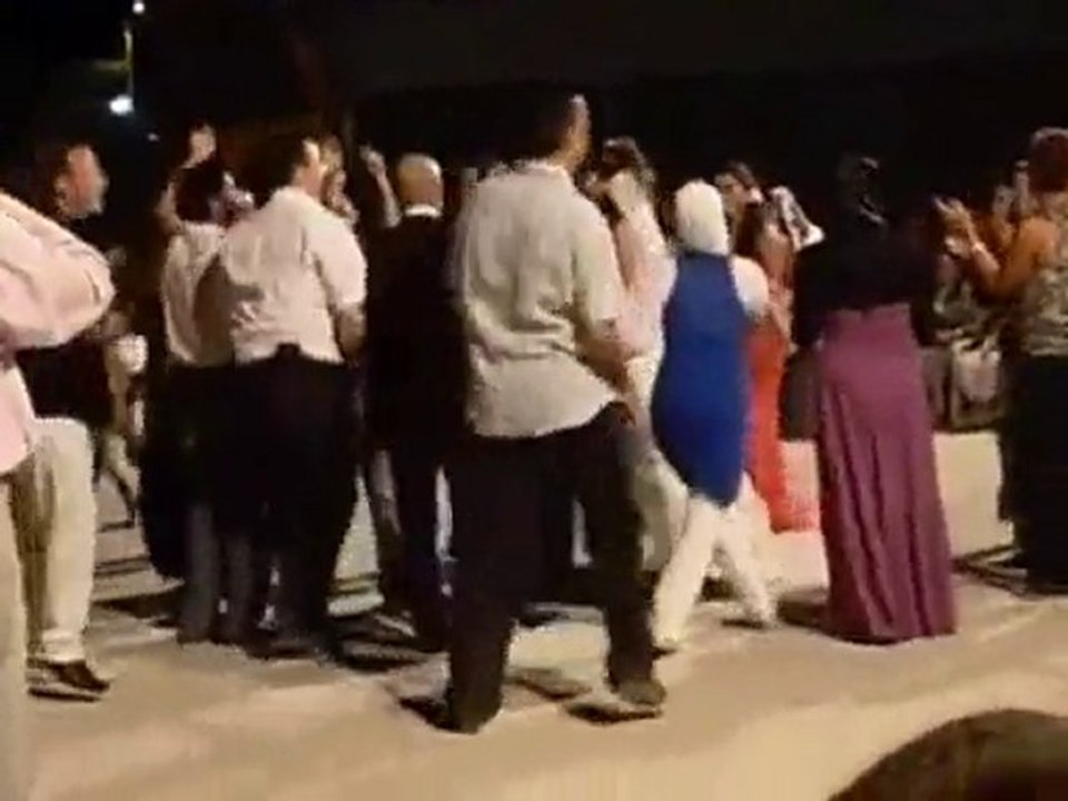 yok böyle bi komedi Çılgın Apaçi Düğünü :)