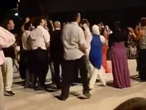 yok böyle bi komedi Çılgın Apaçi Düğünü :)