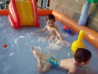 Les loulous dans la piscine !!