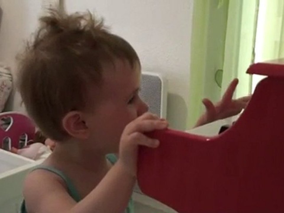 Petite Louise joue du piano