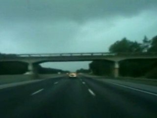 La foudre tombe sur un camion