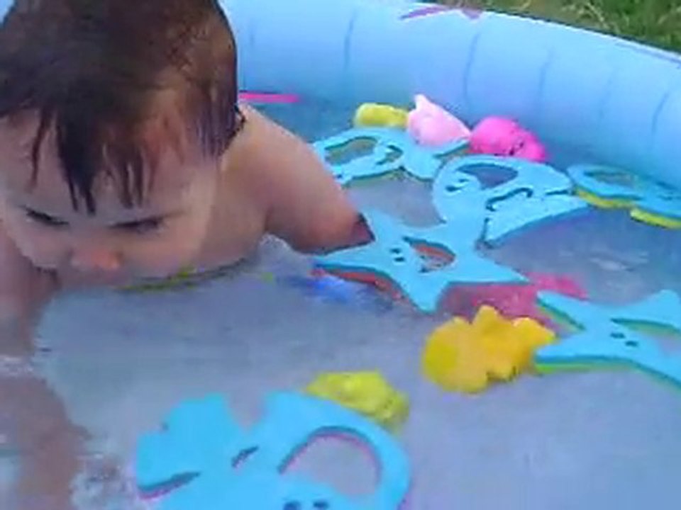 Lana s'éclate dans la piscine le 20-07-2010