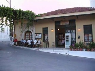 Rue et café d'un petit village crétois