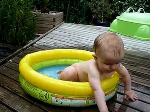 20100712 Romain boit l'eau de sa piscine Merignac