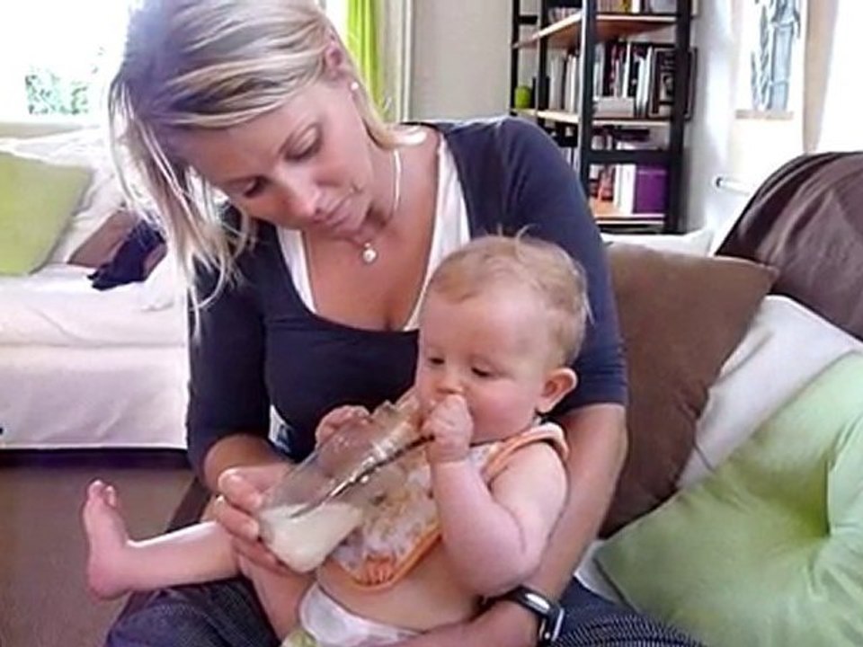 20100712 Romain boit son biberon à la paille Merignac