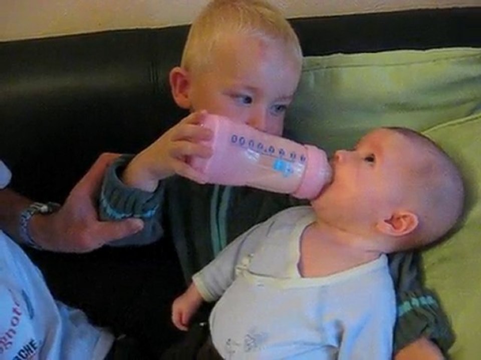 nathan donne le bib a agathe 001