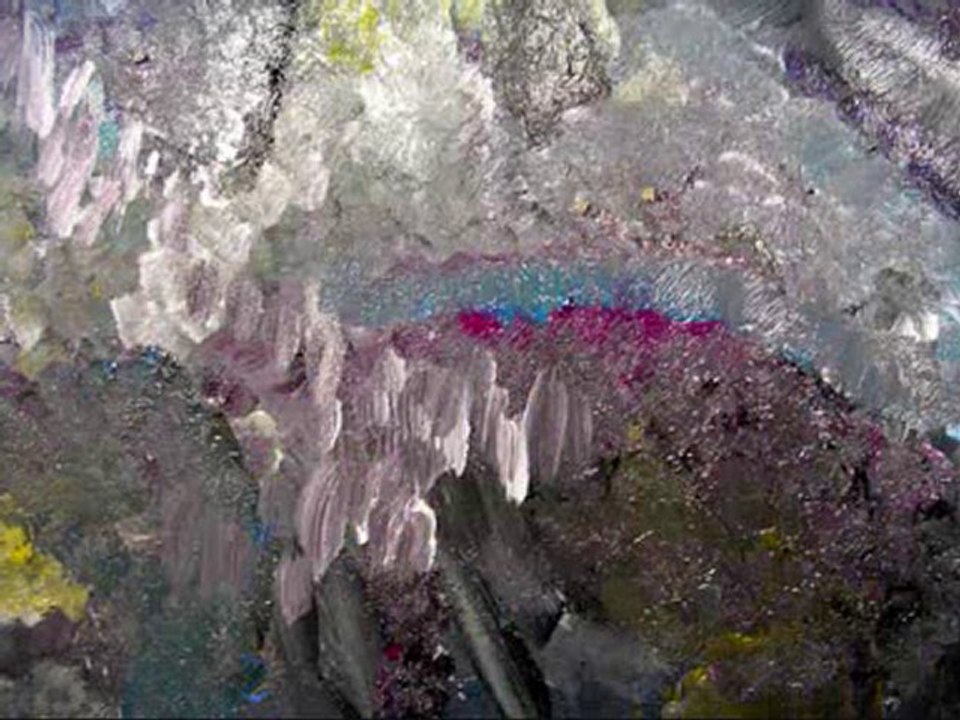 Accrochés à la paroi.