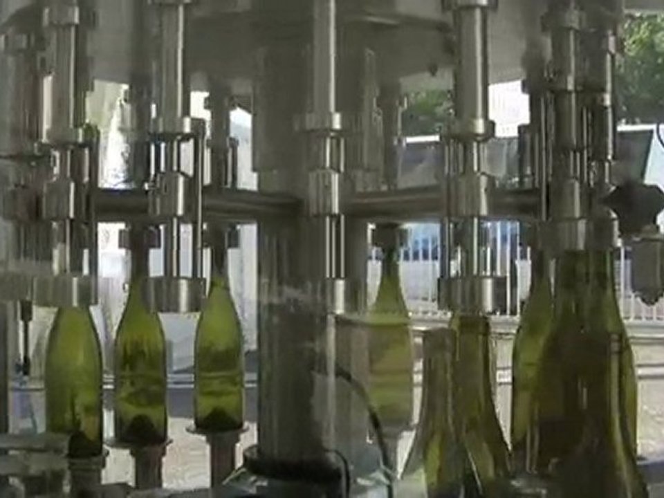 Démonstration d'une embouteilleuse Costral