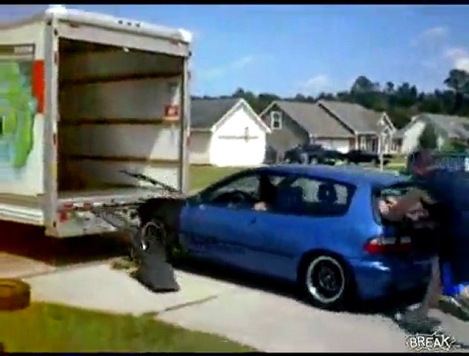 Come non caricare l'auto sul camion