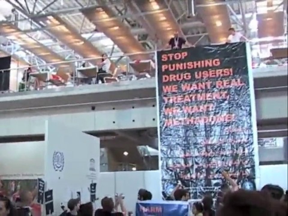 Vienne 2010 : manifestation commune AIDES - Act Up