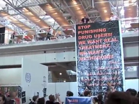 Vienne 2010 : manifestation commune AIDES - Act Up