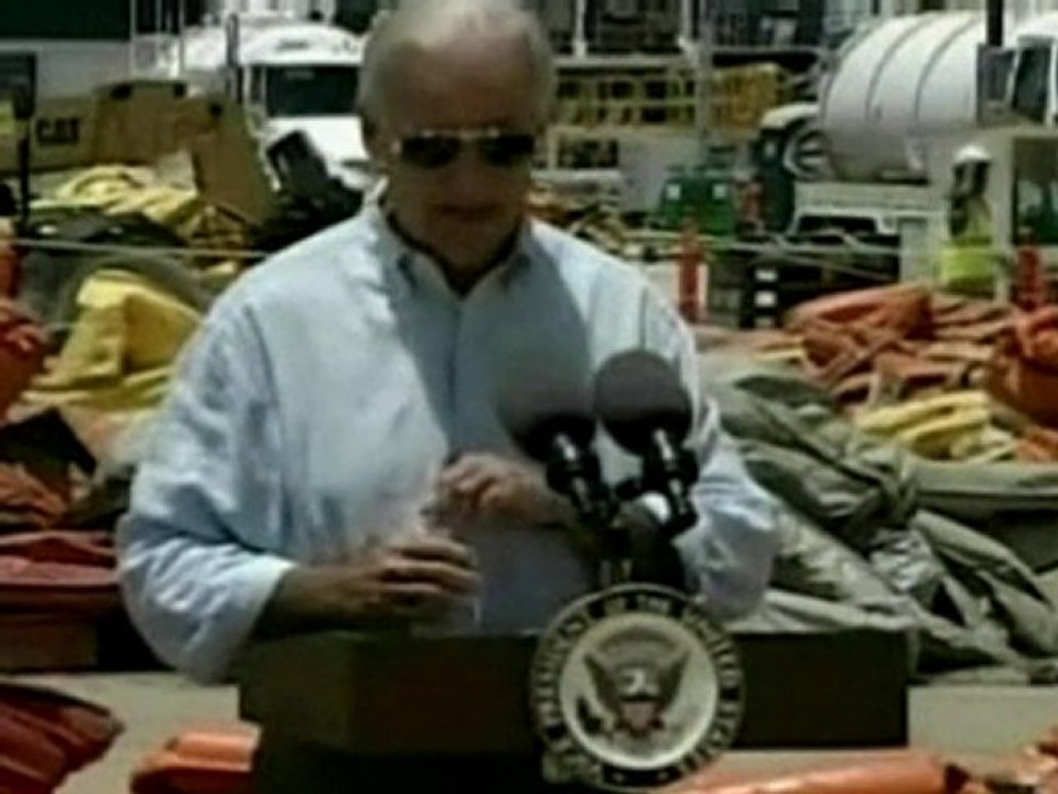 Oil spill crews evacuate as storm hits Gulf