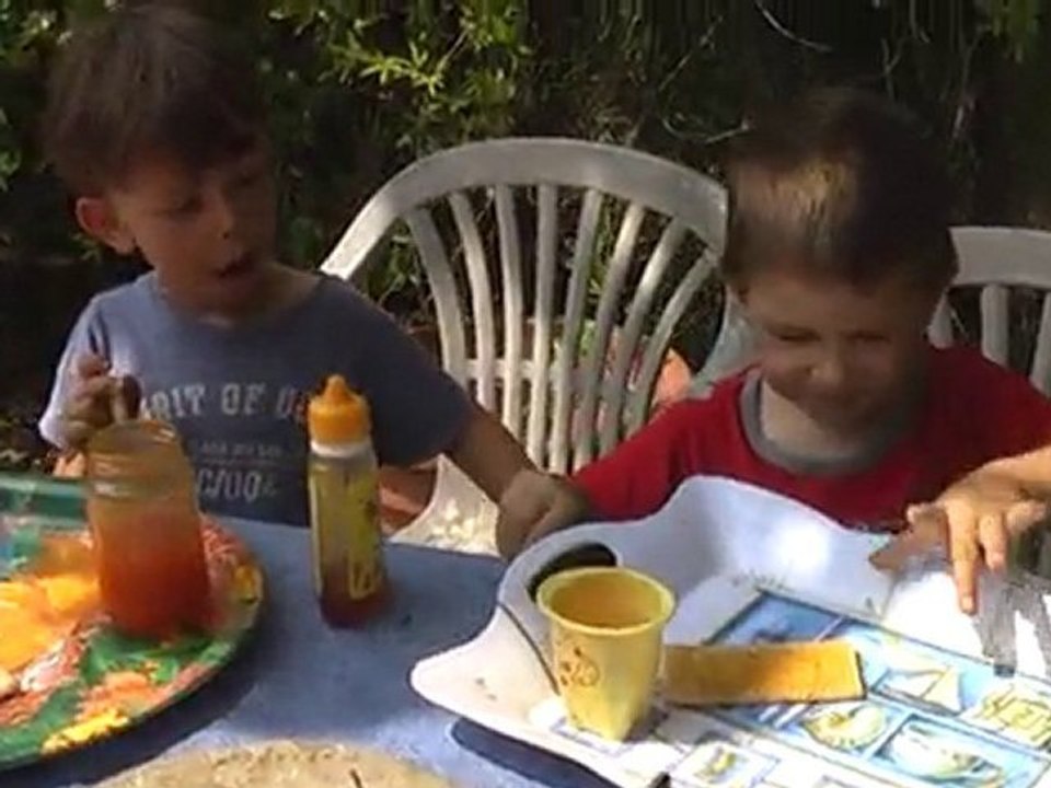 LES PITCHOUS CHEZ MAMIE 22. 7.2010 Part.2