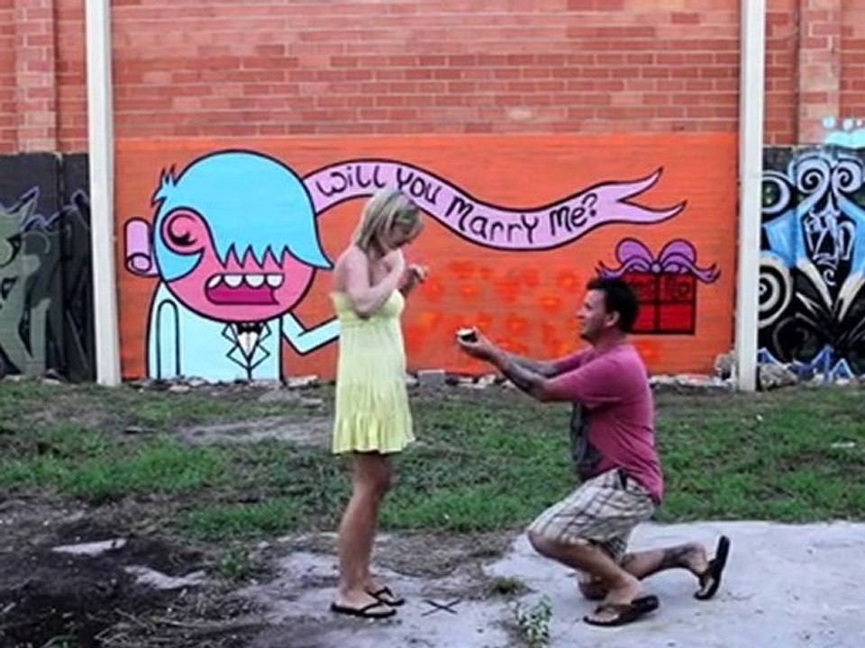 Proposta di matrimonio con murales