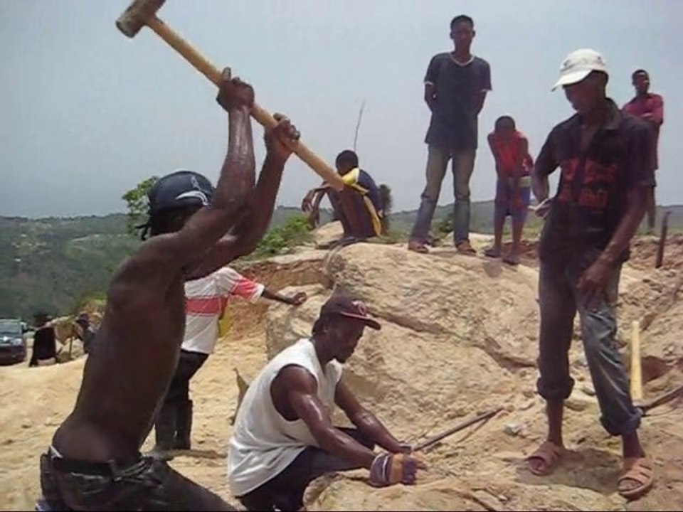 Réhabilitation d'une route à Gressier (Haiti juillet 2010)