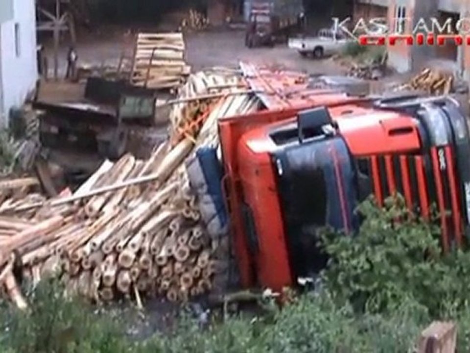 Çamurda Kayan Tomruk Yüklü Kamyon Devrildi
