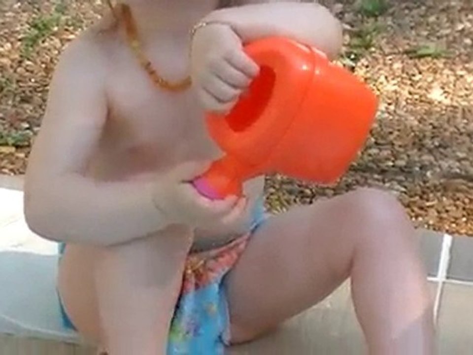 Vacances 2010 - Emma piscine