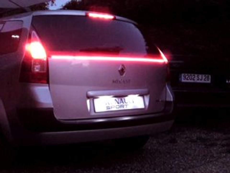 Ti-Rex rouge sur Megane Estate by Obywan