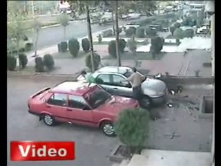 Diyarbakı'Da Ak Parti binasına molotof yağmuru