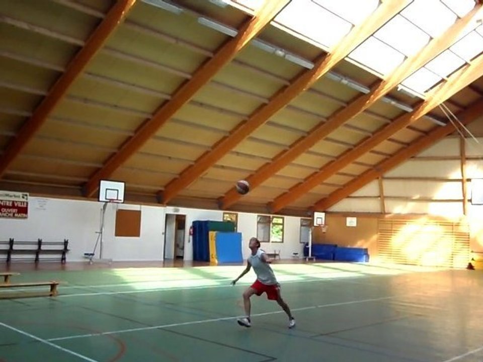 9 dribbles sur la tête et 1 panier