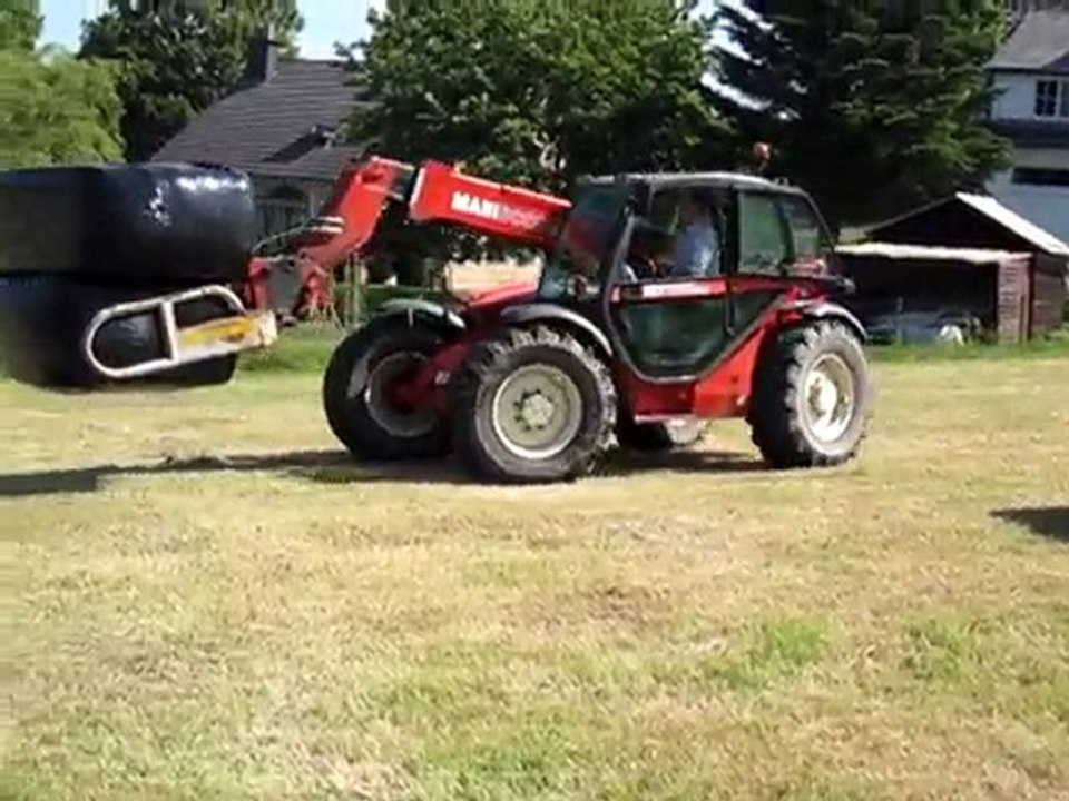 P.Defays au Chargement de balles carrées 2010