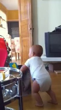 Alexis presque 10 mois premiers pas....