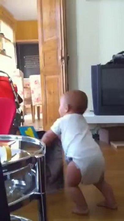 Alexis presque 10 mois premiers pas....