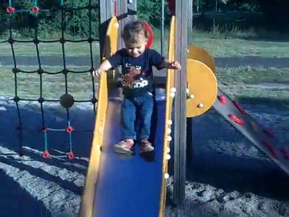 nono tout seul sur le tobogan